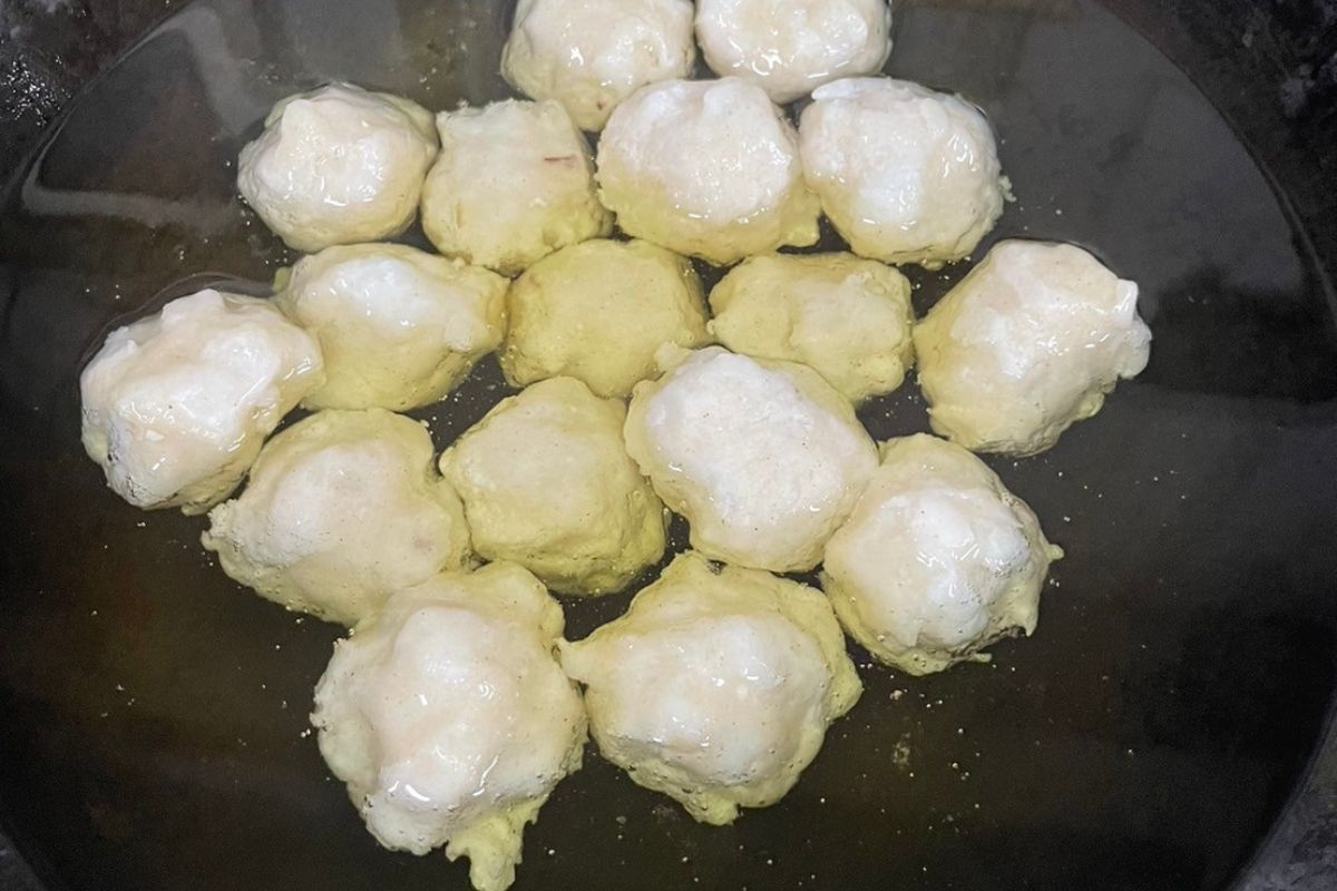 【食譜】簡簡單單輕鬆上菜,不卡油酥炸花枝丸 - 蛙囍滷味